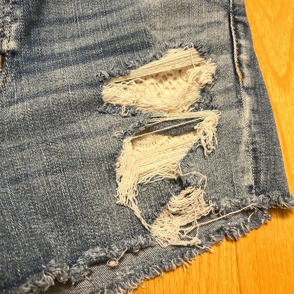 Crochet Medium Destroy Wash Denim American Eagle Shorts - Picture 7 of 8